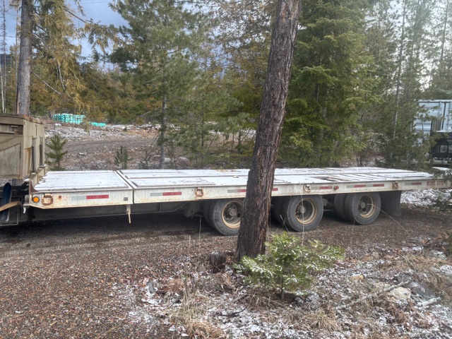 Flatbed trailer for equipment hauling